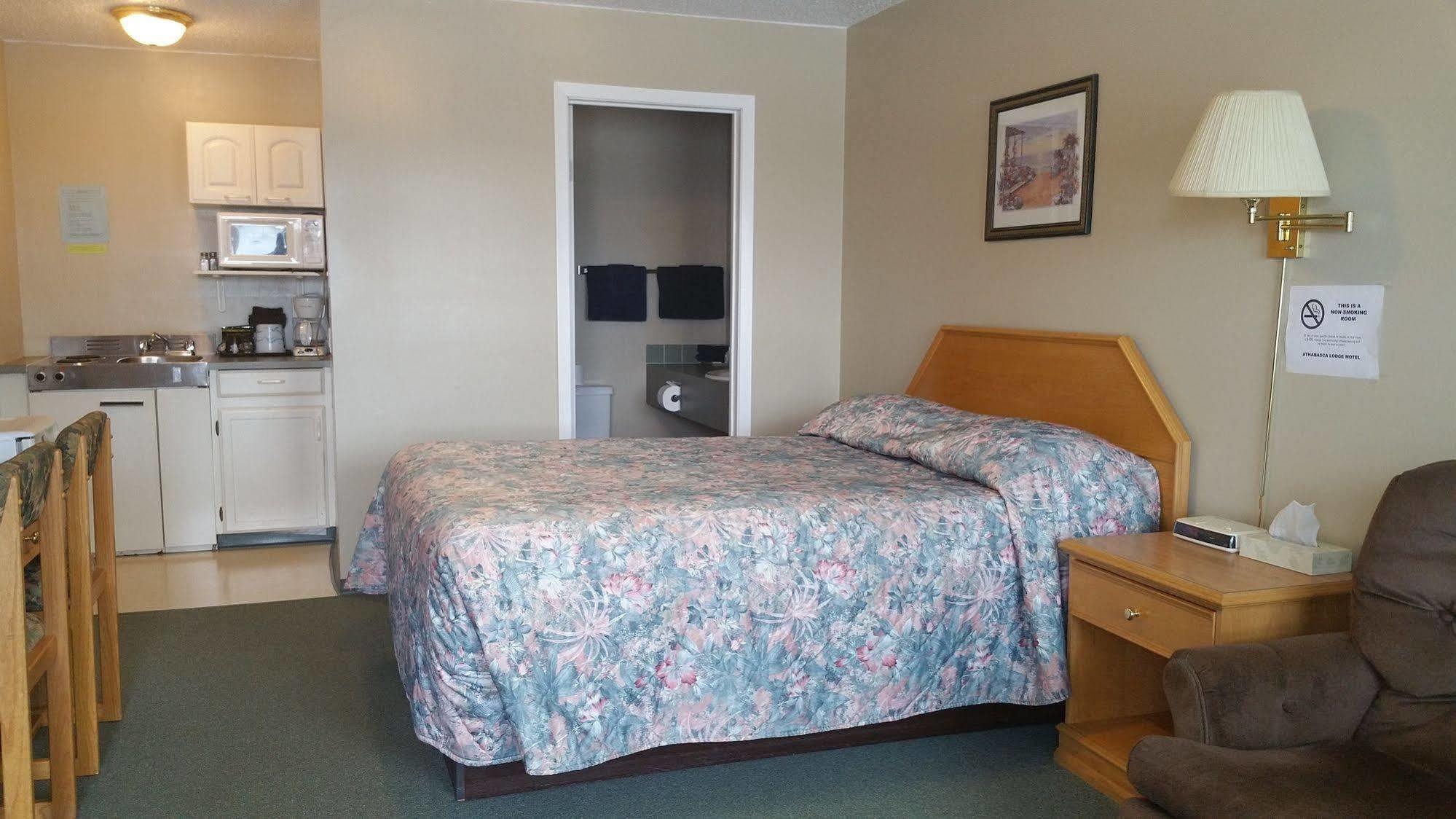 Athabasca Lodge Motel Bagian luar foto