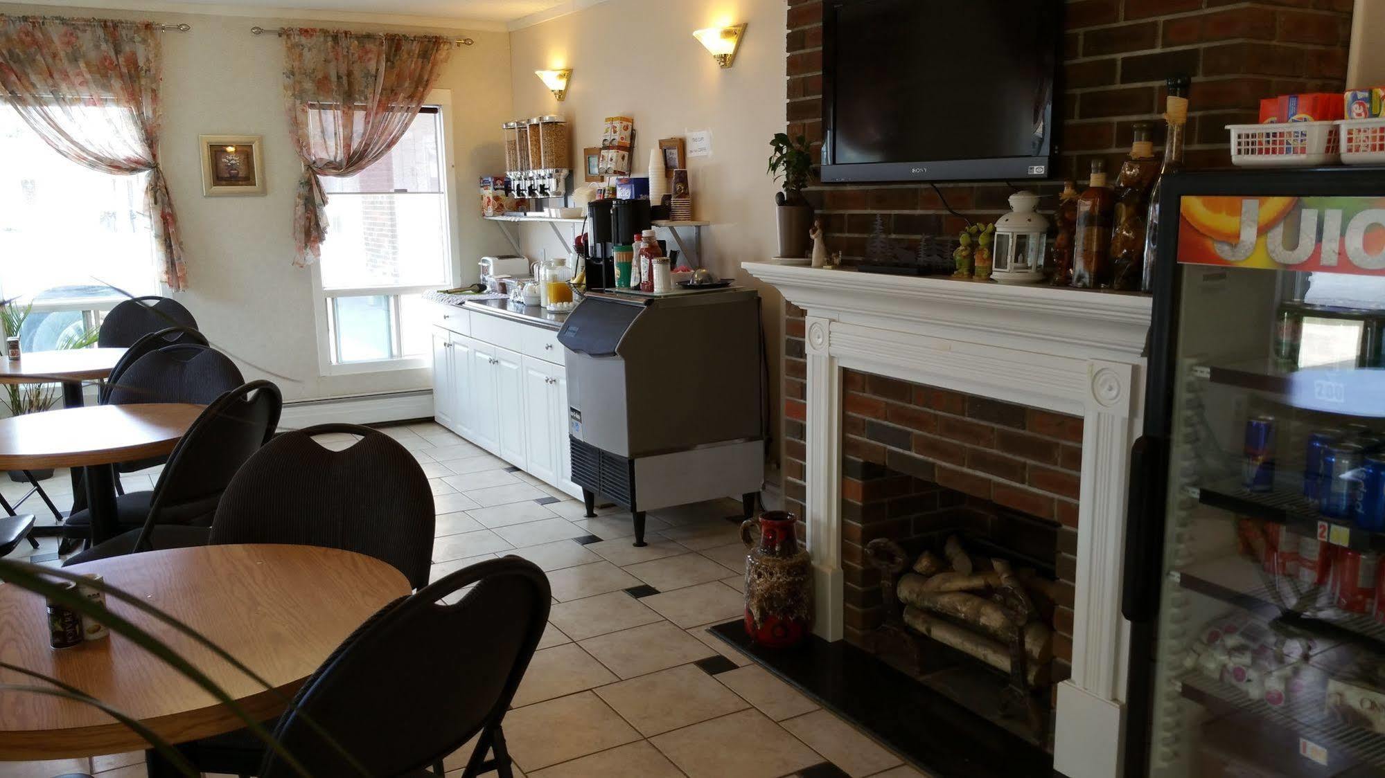 Athabasca Lodge Motel Bagian luar foto