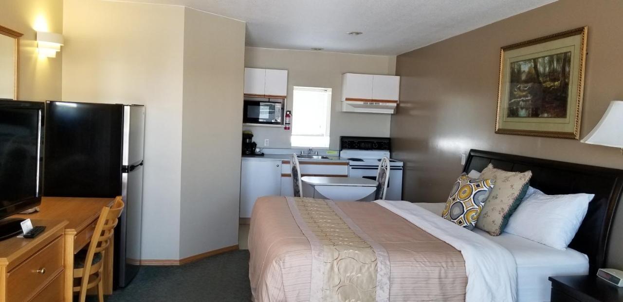 Athabasca Lodge Motel Bagian luar foto